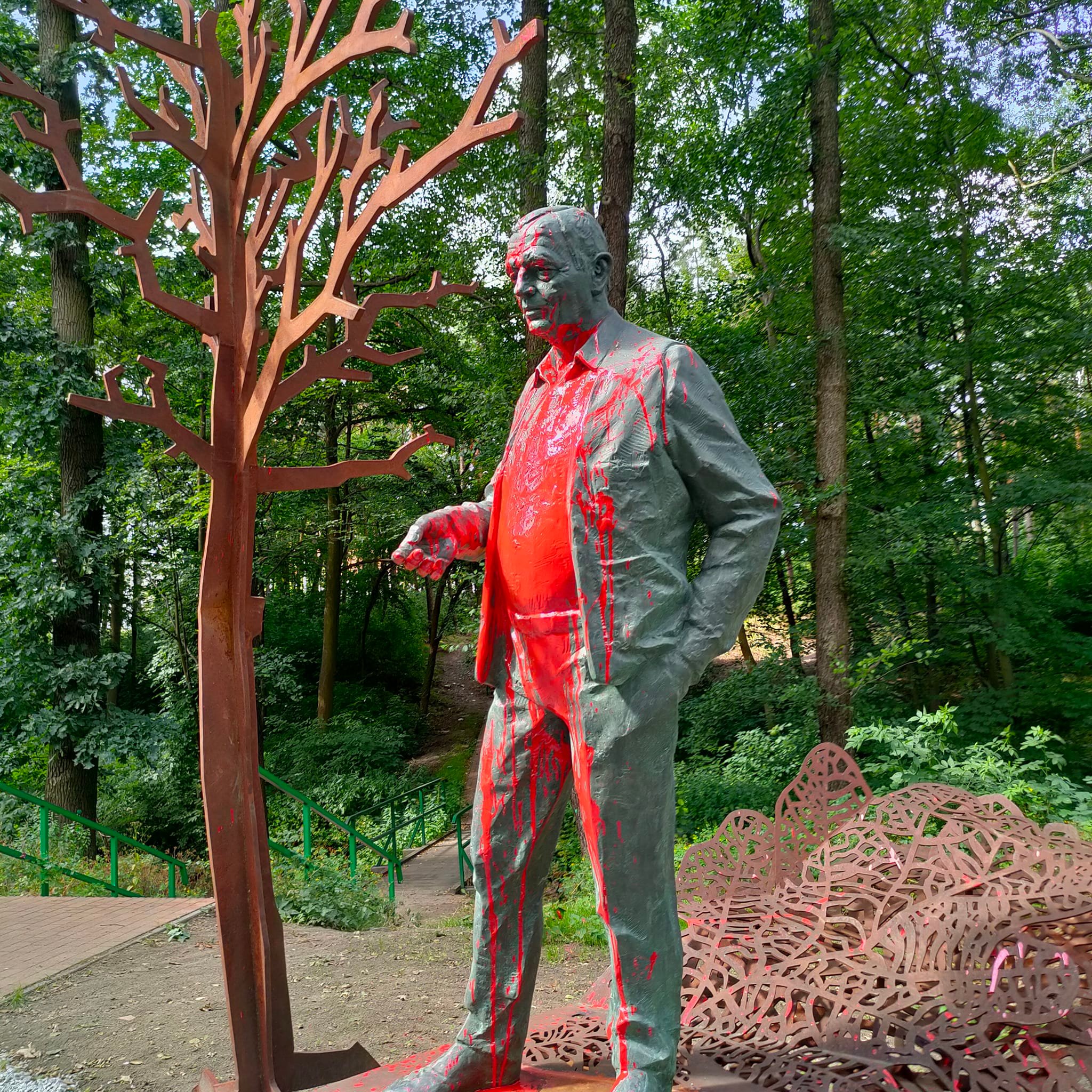 jan syszko pomnik oblany farbą - FB: Kochamy Jarocin