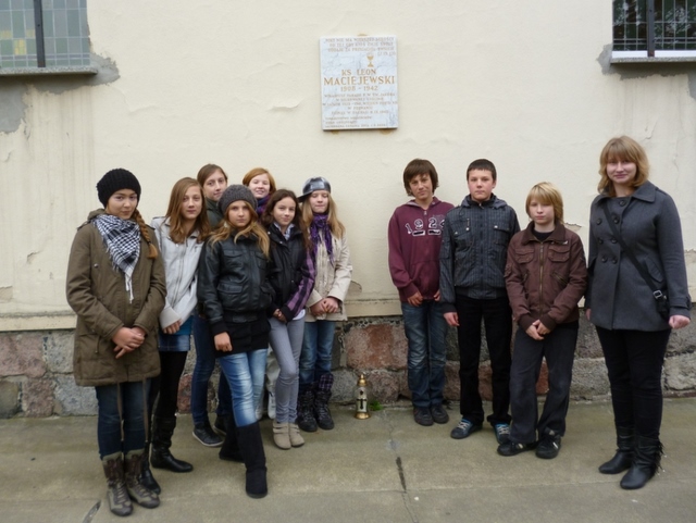 Przy tablicy poświęconej ks. Leonowi Maciejewskiemu, goślińskiego wikariusza zamęczonego w Dachau w 1942 r.   