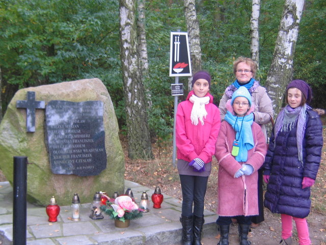 Pod obeliskiem w Murowanej Goślinie