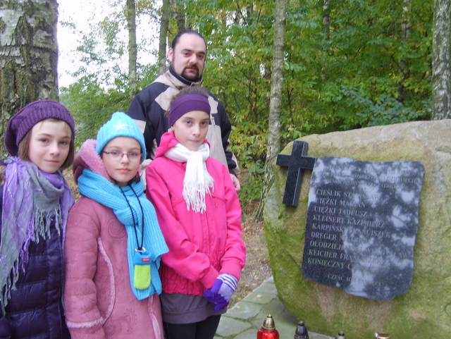 Pod obeliskiem w Murowanej Goślinie