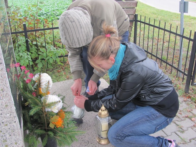 Przy pomniku ku czci 15 mieszkańców wsi Przebędowo i Trojanowo zgładzonych przez Niemców 