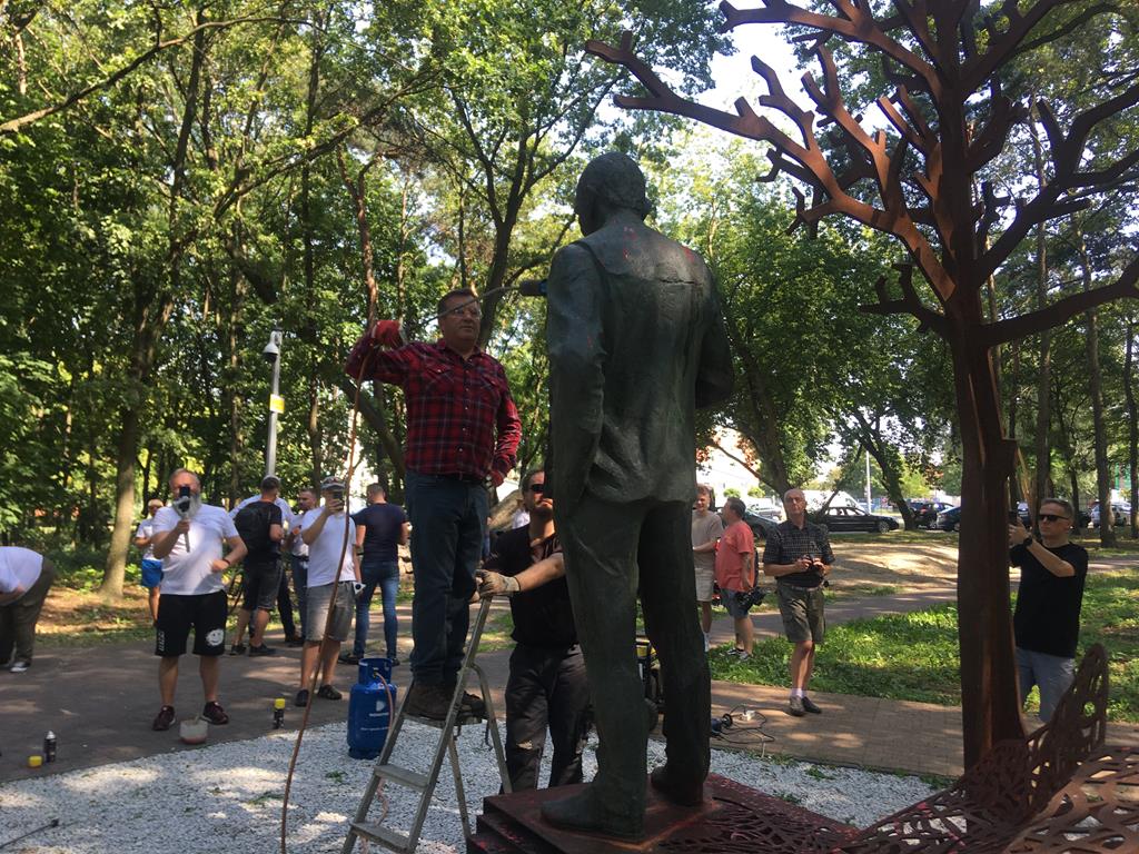 Burmistrz Jarocina wyczyścił pomnik prof. Jana Szyszki - Rafał Regulski - Radio Poznań