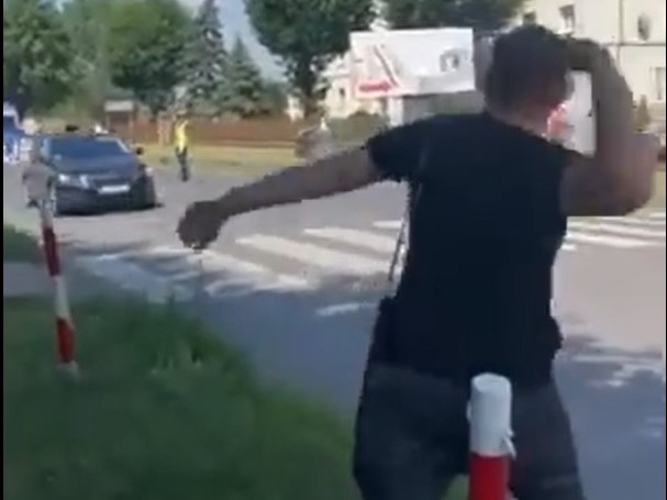 rzucał jajkami w auto prezesa pis - TT: Maciej Stańczyk