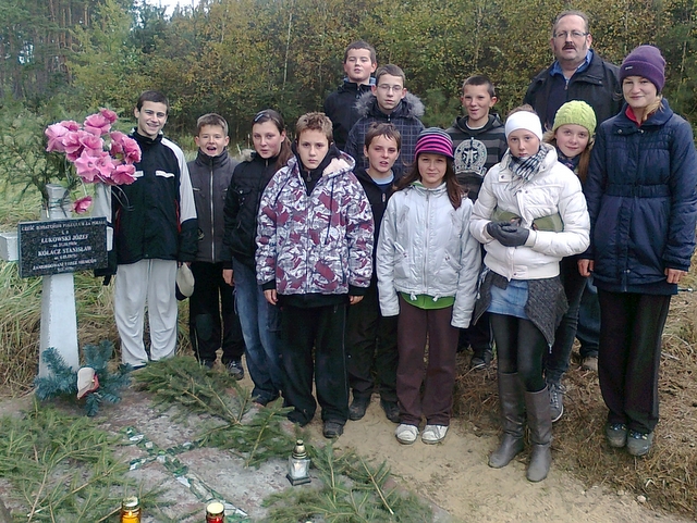 Uczniowie uporządkowali grób i zapalili znicze w Lasku Białężyńskim