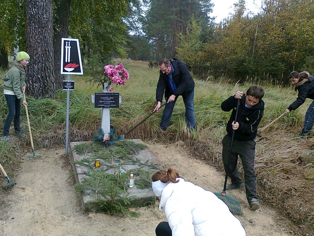 wie uporządkowali grób i zapalili znicze w Lasku Białężyńskim