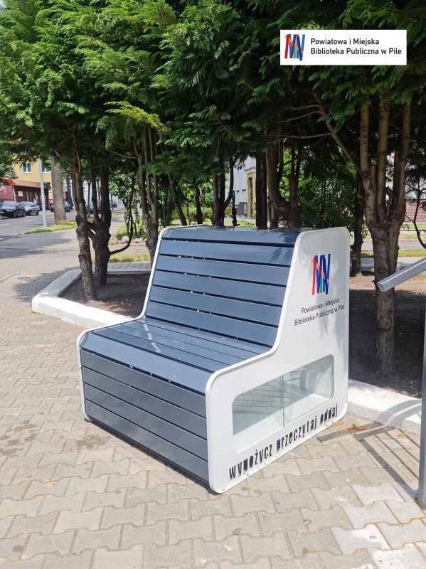 W Pile powstała ławeczka bookcrossingowa - Powiatowa i Miejska Biblioteka Publiczna im. P. Szumana w Pile