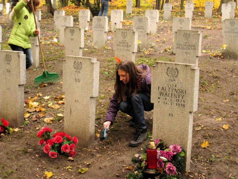 Groby Powstańców - sprzątanie - Agnieszka Maciejewska