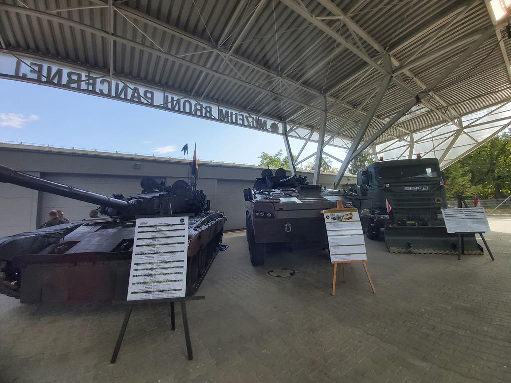 muzeum broni pancernej piknik z okazji Święta Wojska Polskiego - Krzysztof Polasik