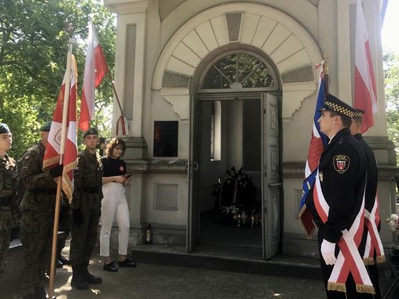 102. rocznica Bitwy Warszawskiej. Kwiaty i znicze na grobie majora Stefana Waltera - Danuta Synkiewicz 