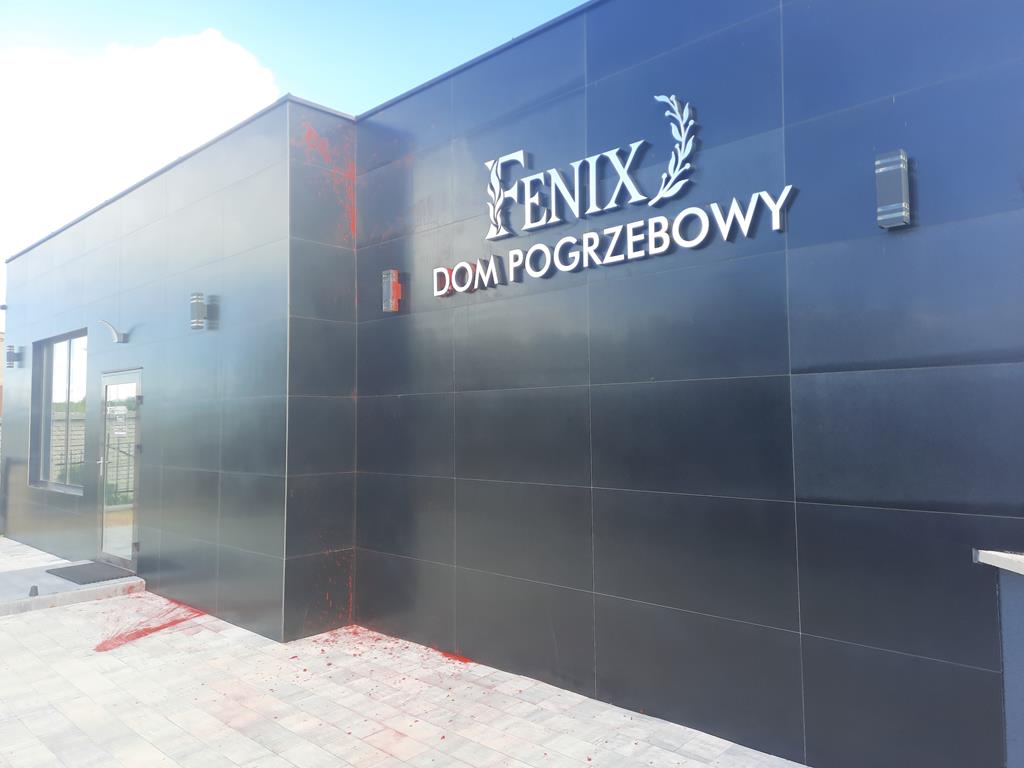 czerwona farba dom pogrzebowy - Sławomir Zasadzki