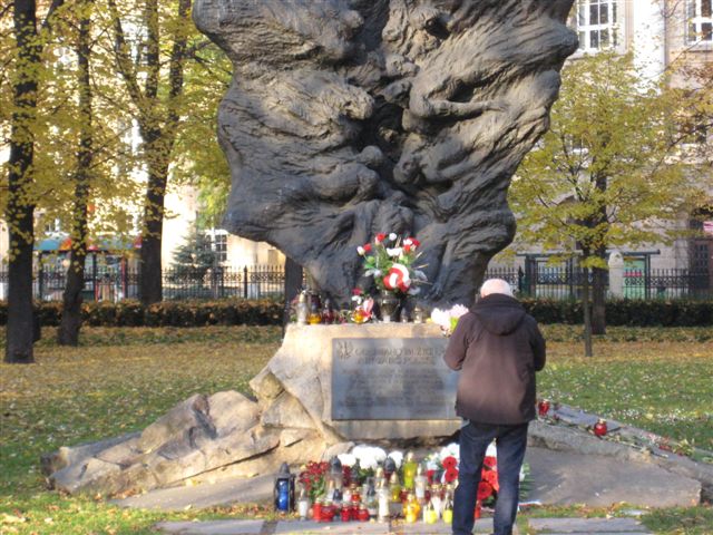 Kwiaty i znicze - 1 listopada - pomniki - Magda Konieczna