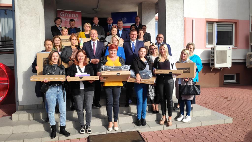 ryczywół Laptopy, komputery stacjonarne i tablety trafiły do dzieci i wnuków byłych pracowników PGR-ów - Przemysław Stochaj