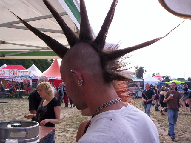Punkowiec z irokezem w Jarocinie - Radio Merkury