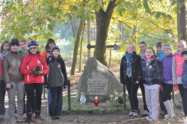 Znicze przy pomniku pomordowanych Słupi Kapitulnej pow. Rawicz