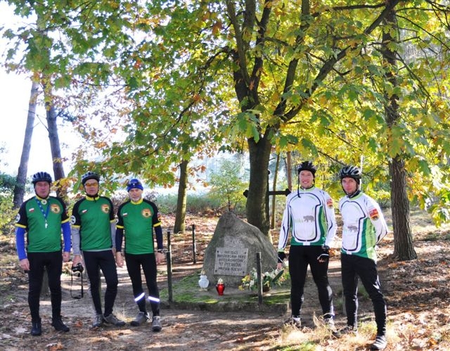 PTTK Rawicz - Zapal Znicz Pamięci - Znicze przy pomniku pomordowanych Słupi Kapitulnej pow. Rawicz - PTTK RAWICZ