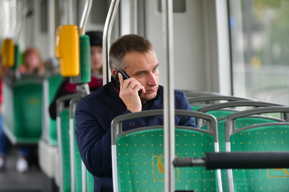 wiceprezydent mariusz wiśniewski w tramwaju - Wojtek Wardejn - Radio Poznań