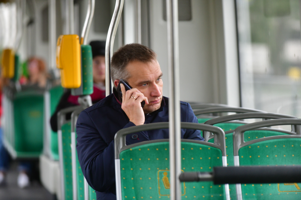 wiceprezydent mariusz wiśniewski w tramwaju - Wojtek Wardejn - Radio Poznań
