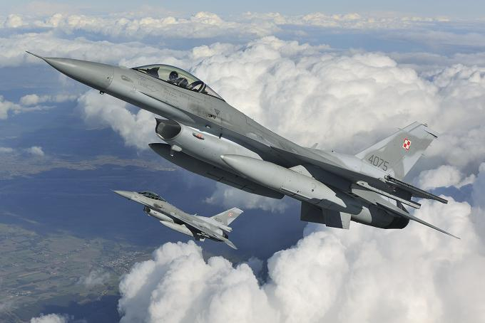 F-16 w locie - Katsuhiko TOKUNAGA