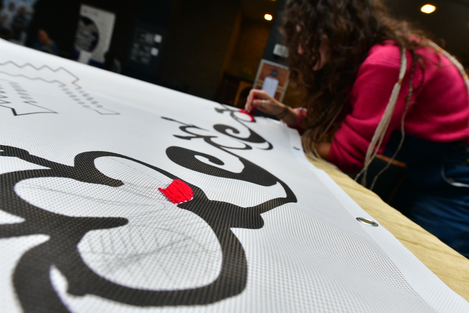 Haftowanie obrusu na dni świętomarcińskie - Wojtek Wardejn - Radio Poznań