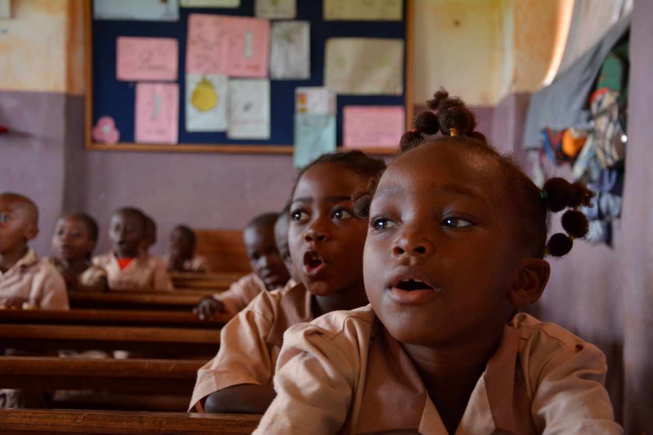 dzieci w szkole afryka kamerun - Fundacja Redemptoris Missio