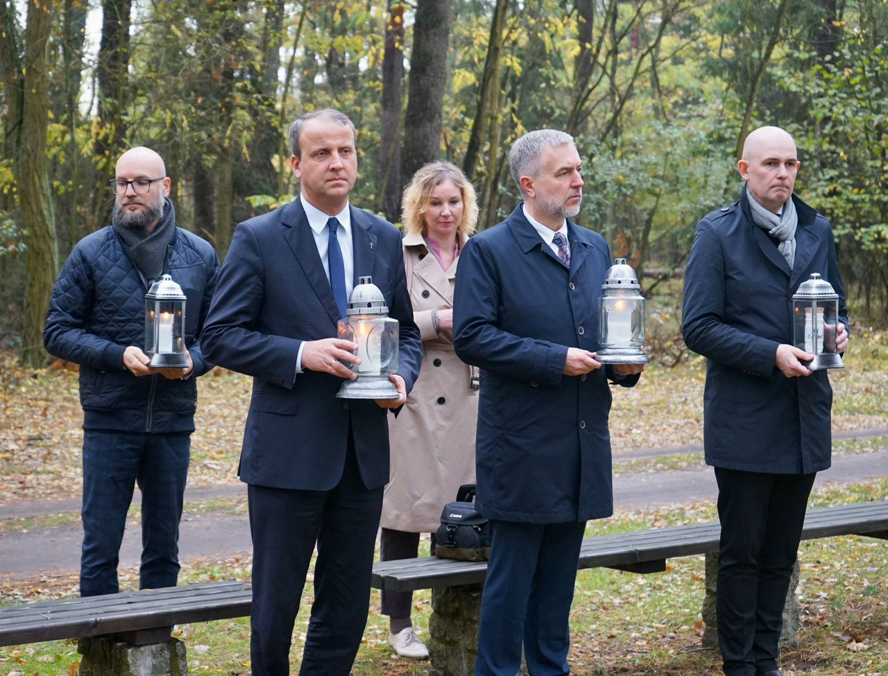 zapal znicz pamięci oborniki 2022 - Tomasz Kamiński - WUW