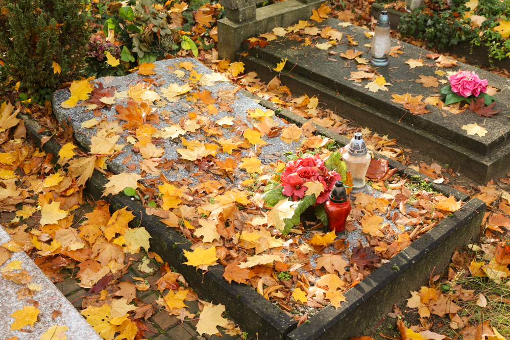 nagrobki nagrobek grób groby cmentarz wszystkich świętych znicze - Leon Bielewicz - Radio Poznań