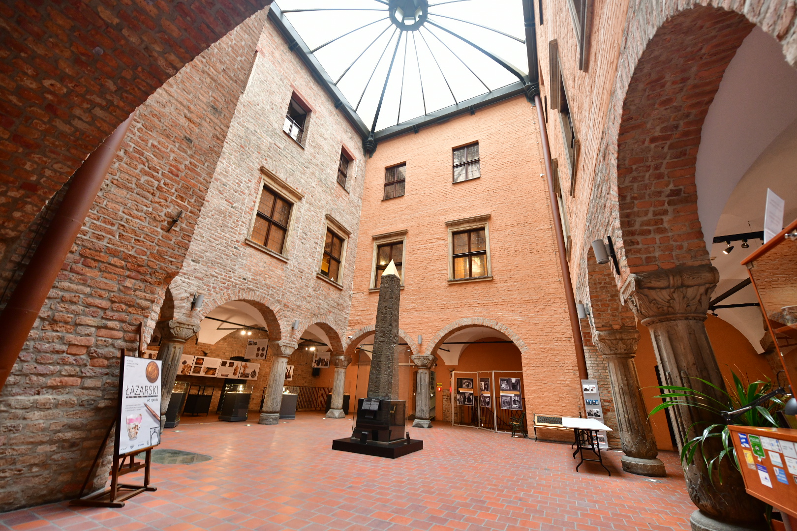 Uczta na progu wieczności  muzeum archeologiczne  - Wojtek Wardejn - Radio Poznań