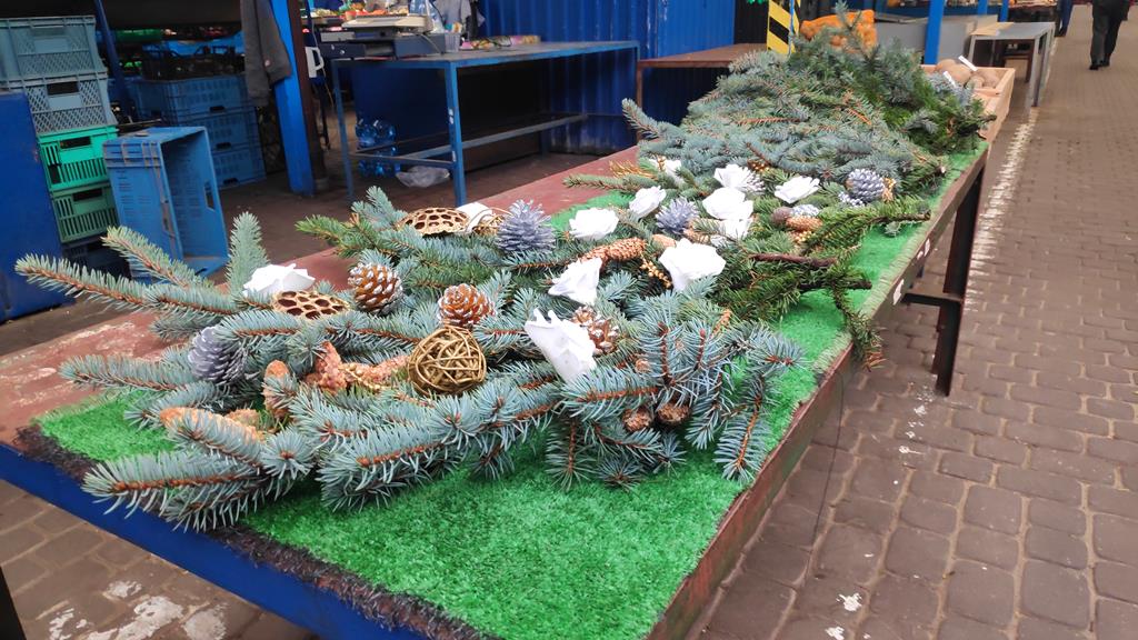 stroisz gałązki świerku ozdoby wszystkich świętych grób - Przemysław Stochaj