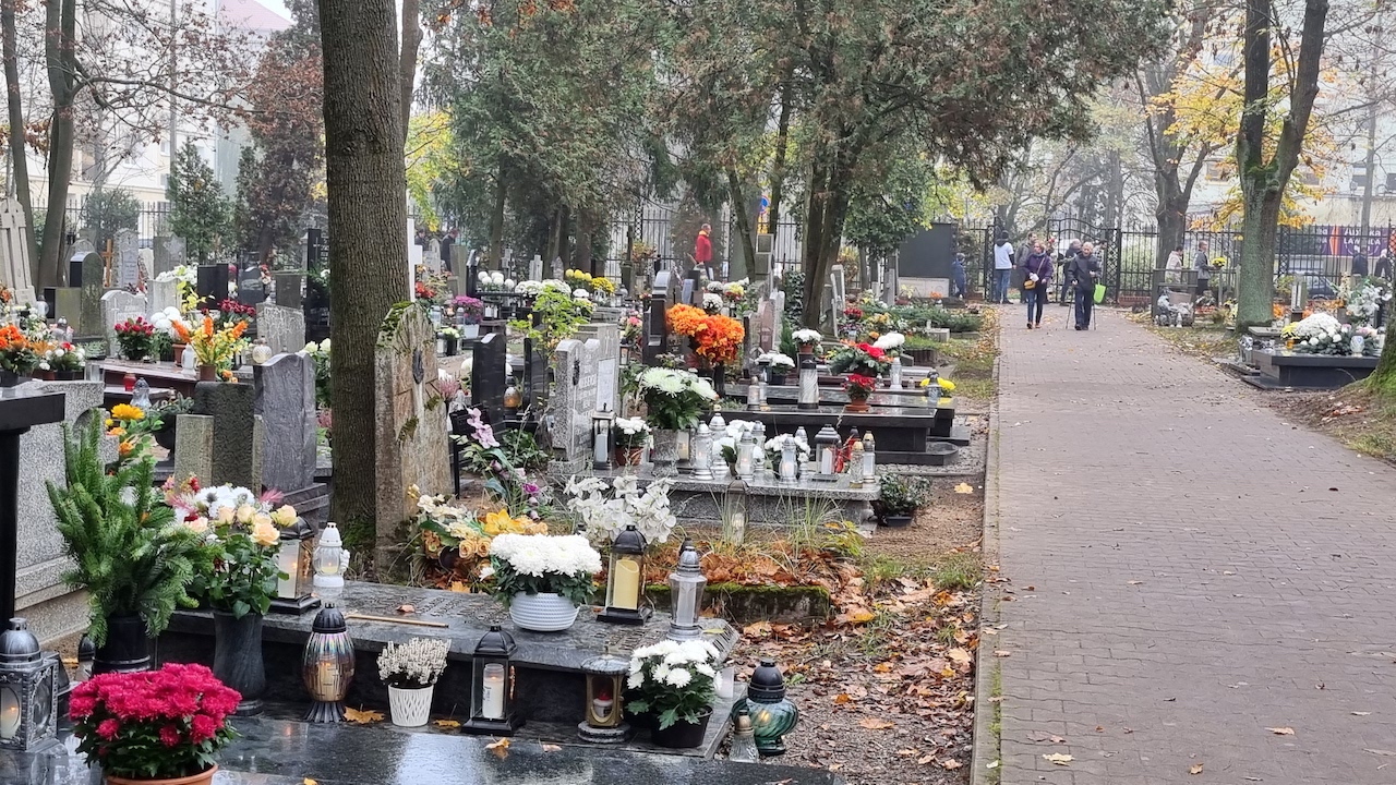 groby cmentarz znicze zaduszki wszystkich świętych - Magdalena Konieczna - Radio Poznań