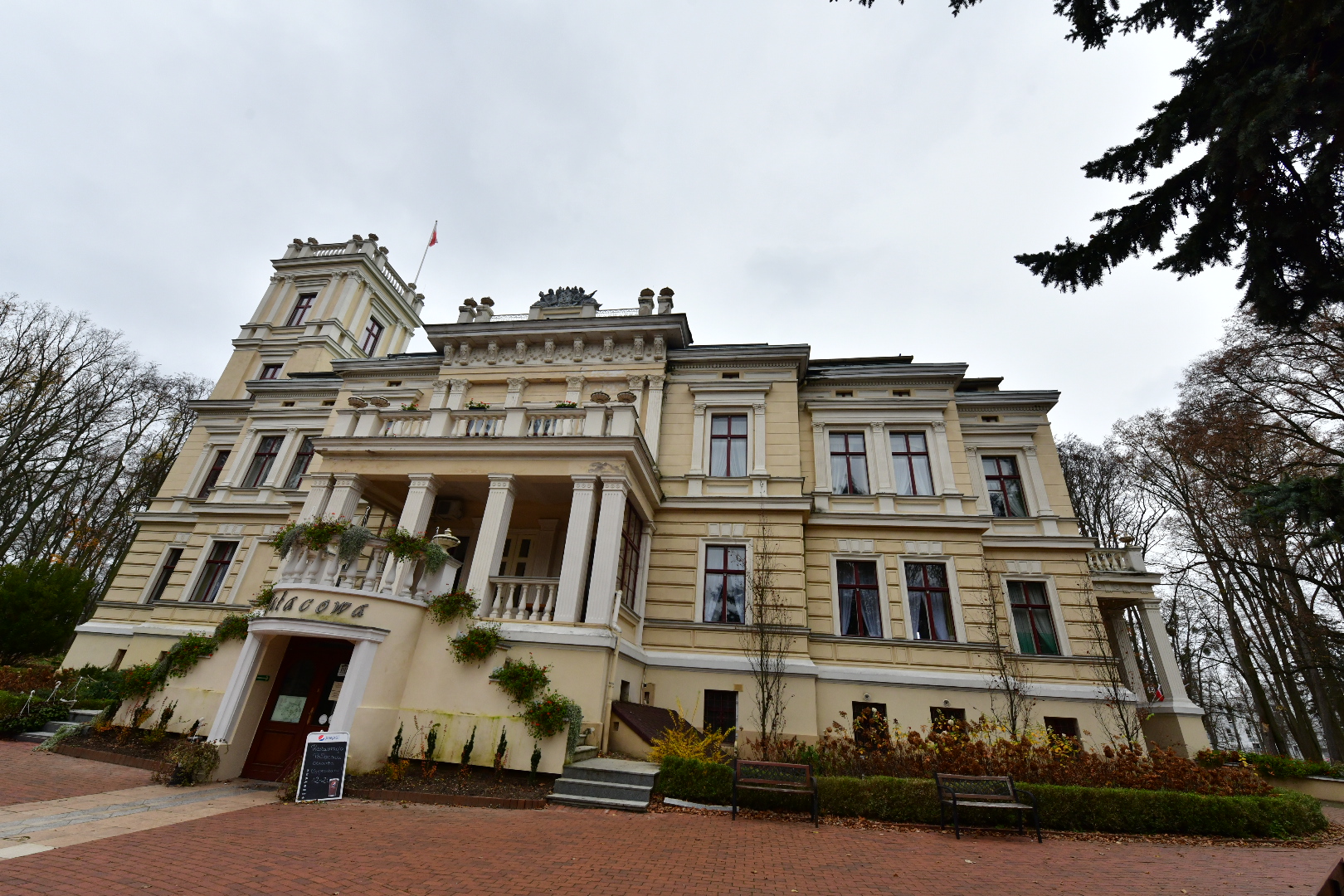 pałac w biedrusku zamek biedrusko - Wojtek Wardejn - Radio Poznań