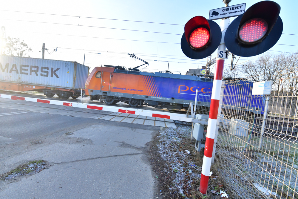 kolej pociąg kolejowe tory przejazd - Wojtek Wardejn - Radio Poznań