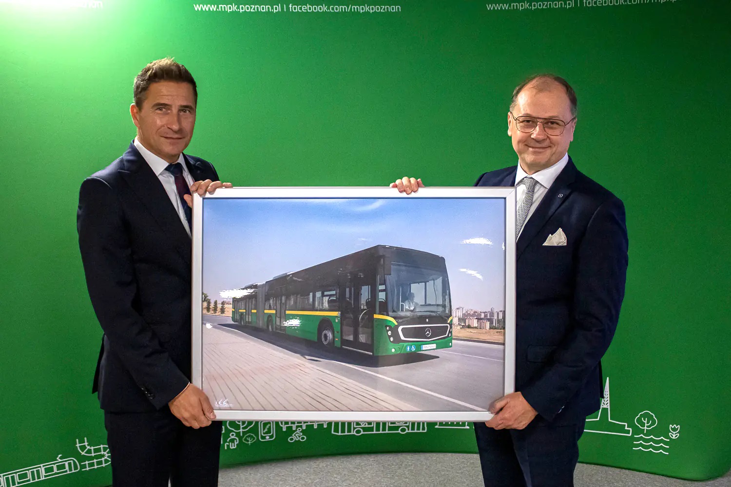 Krzysztof-Dostatni-i-Artur-Konarski-trzymaja-w-rekach-obraz-z-Mercedesem-Conecto - MPK Poznań