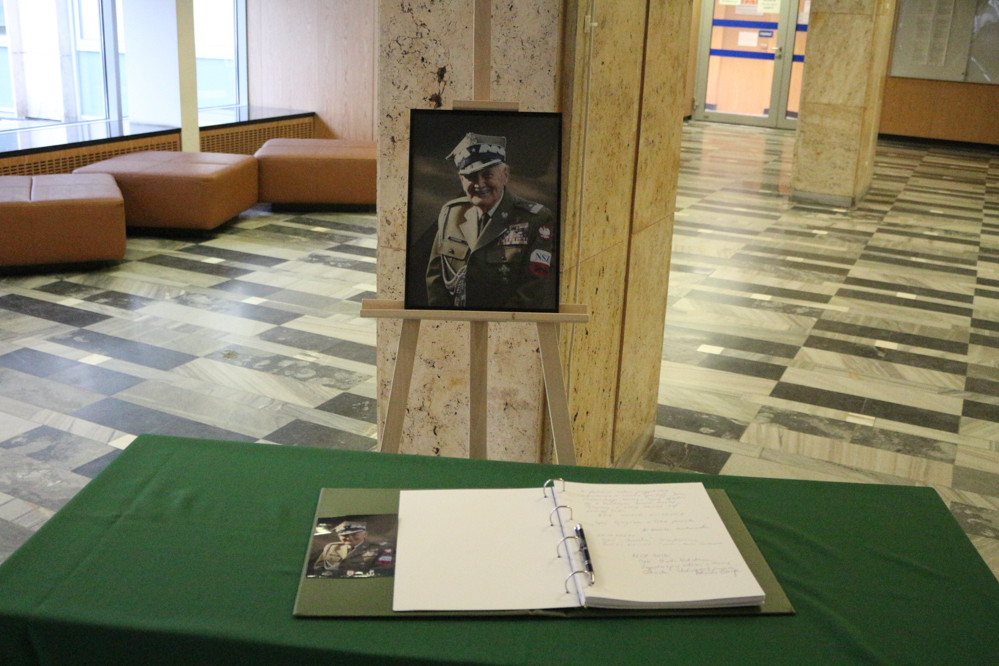 księga kondolencyjna generał jan podhorski - Leon Bielewicz  - Radio Poznań