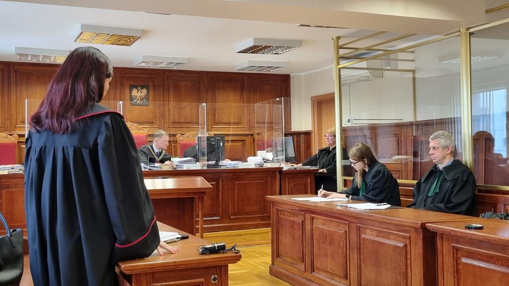 Rzucił kostką brukową w przednią szybę samochodu - Magdalena Konieczna  - Radio Poznań