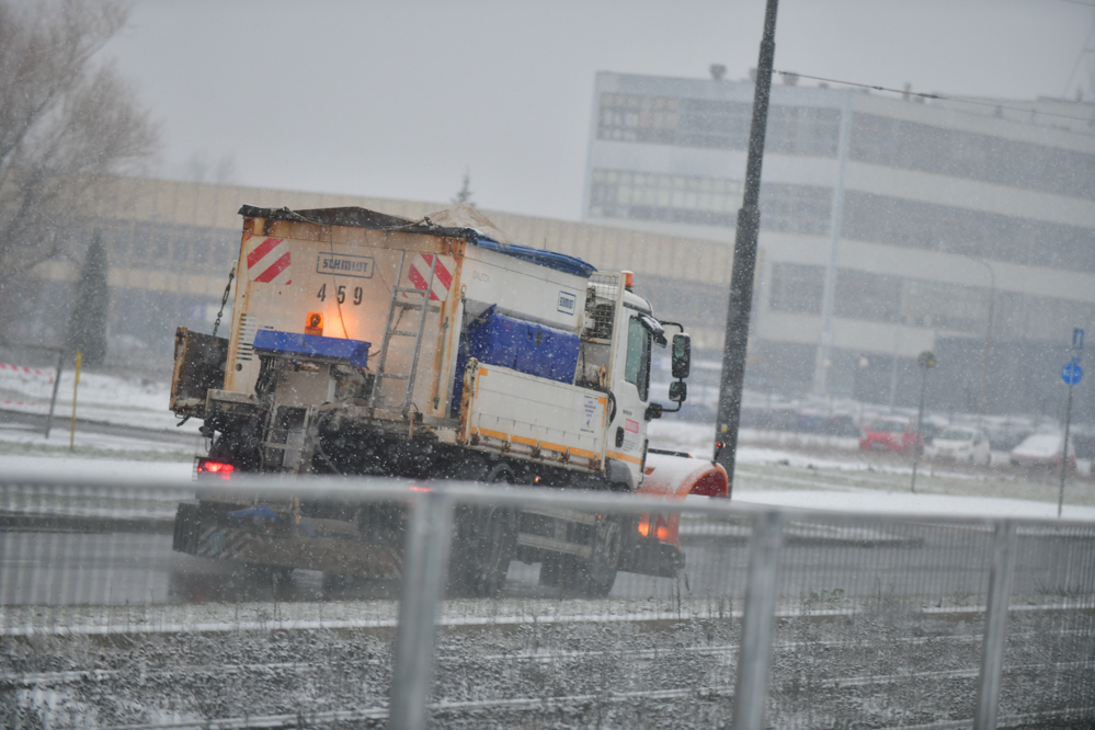 pług piaskarka śnieg lód pługopiaskarka drogowcy - Wojtek Wardejn - Radio Poznań