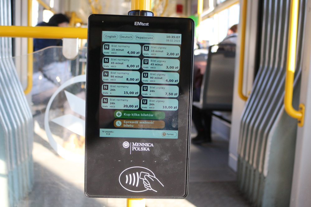 Terminale do płacenia kartą tramwaj biletomat na kartę - Leon Bielewicz  - Radio Poznań