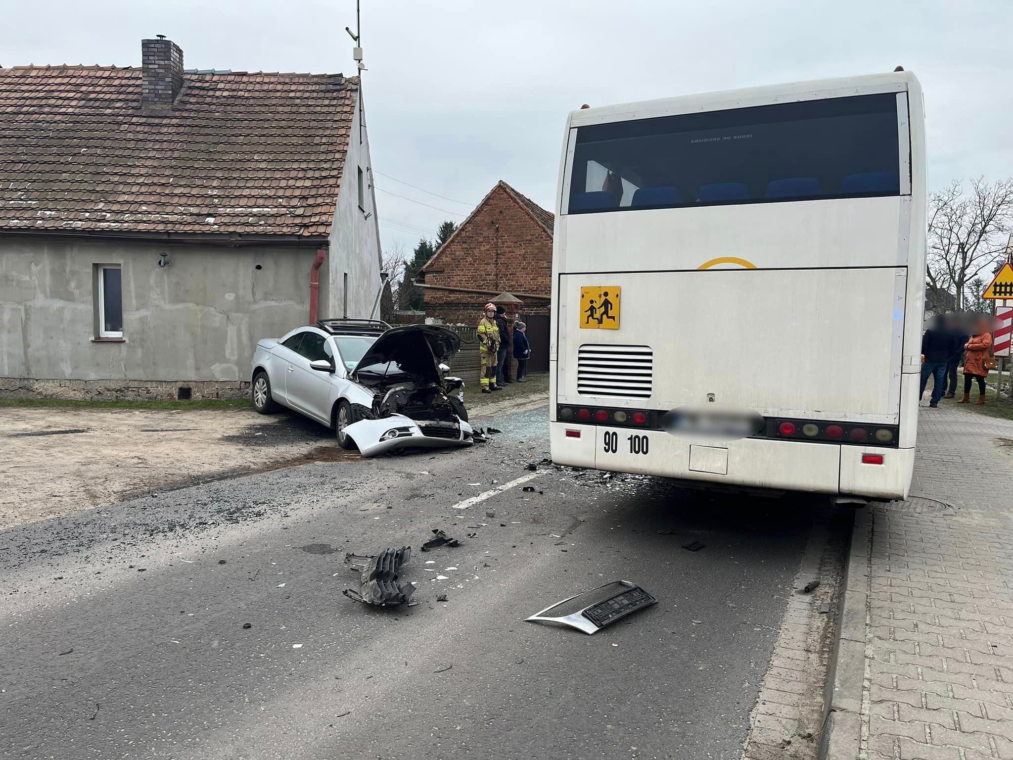 Zderzenie autobusu wiozącego dzieci z autem osobowym leszno - OSP Przemęt