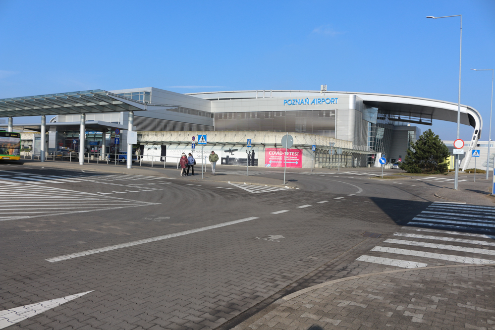 lotnisko ławica przyloty odloty terminal pas startowy samolot - Leon Bielewicz - Radio Poznań