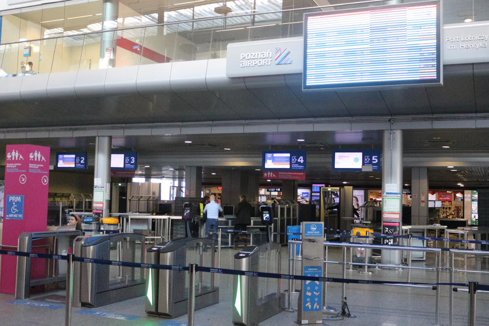 lotnisko ławica przyloty odloty terminal pas startowy samolot - Leon Bielewicz - Radio Poznań