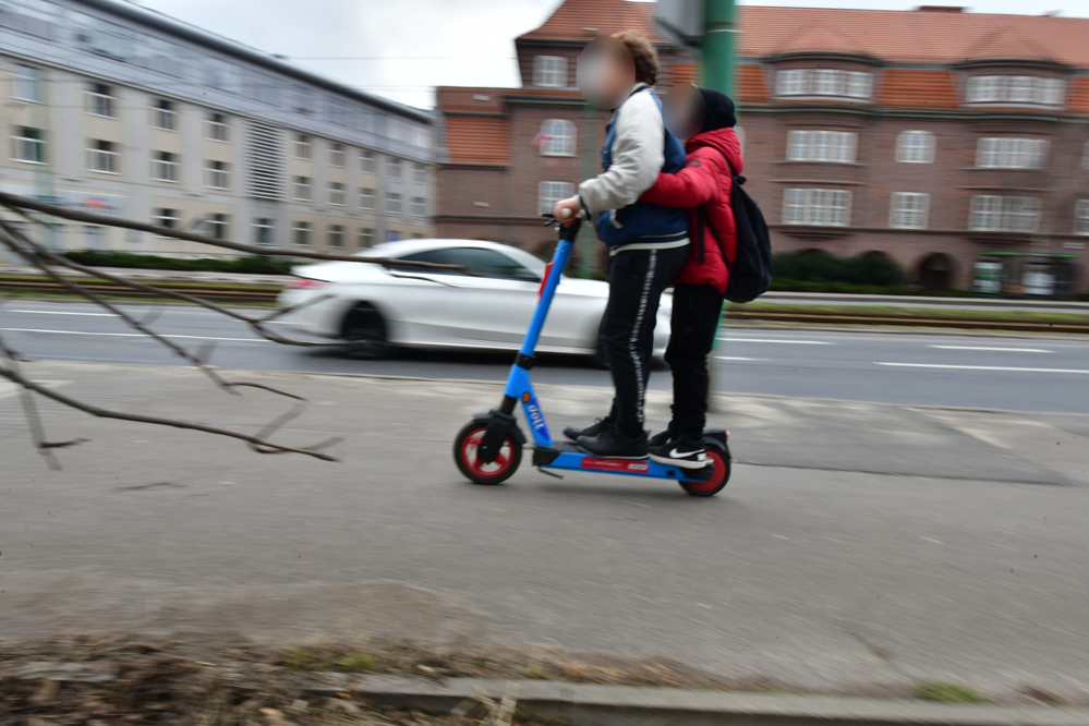 hulajnoga elektryczna dwie osoby na hulajnodze elektrycznej - Wojtek Wardejn - Radio Poznań