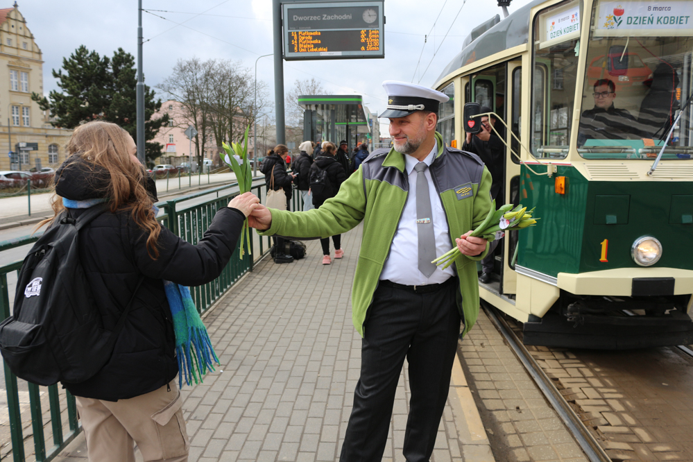 dzień kobiet kwiaty mpk - Leon Bielewicz  - Radio Poznań