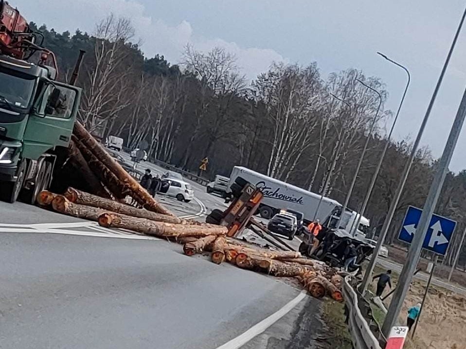 Kłody drewna zmiażdżyły samochody DK11 - MotoSygnały