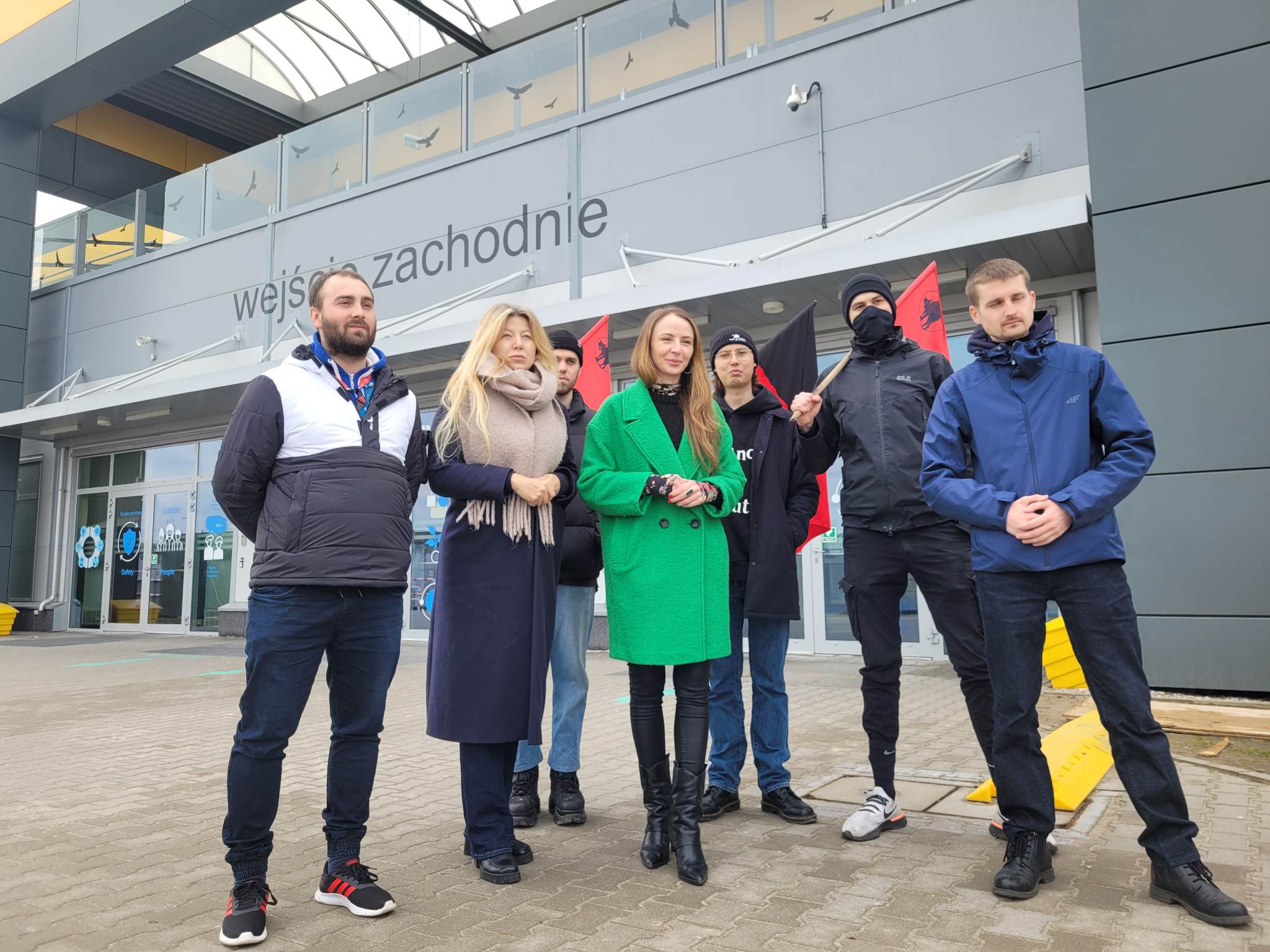 Posłowie Lewicy przed magazynem Amazona - Hubert Jach - Radio Poznań