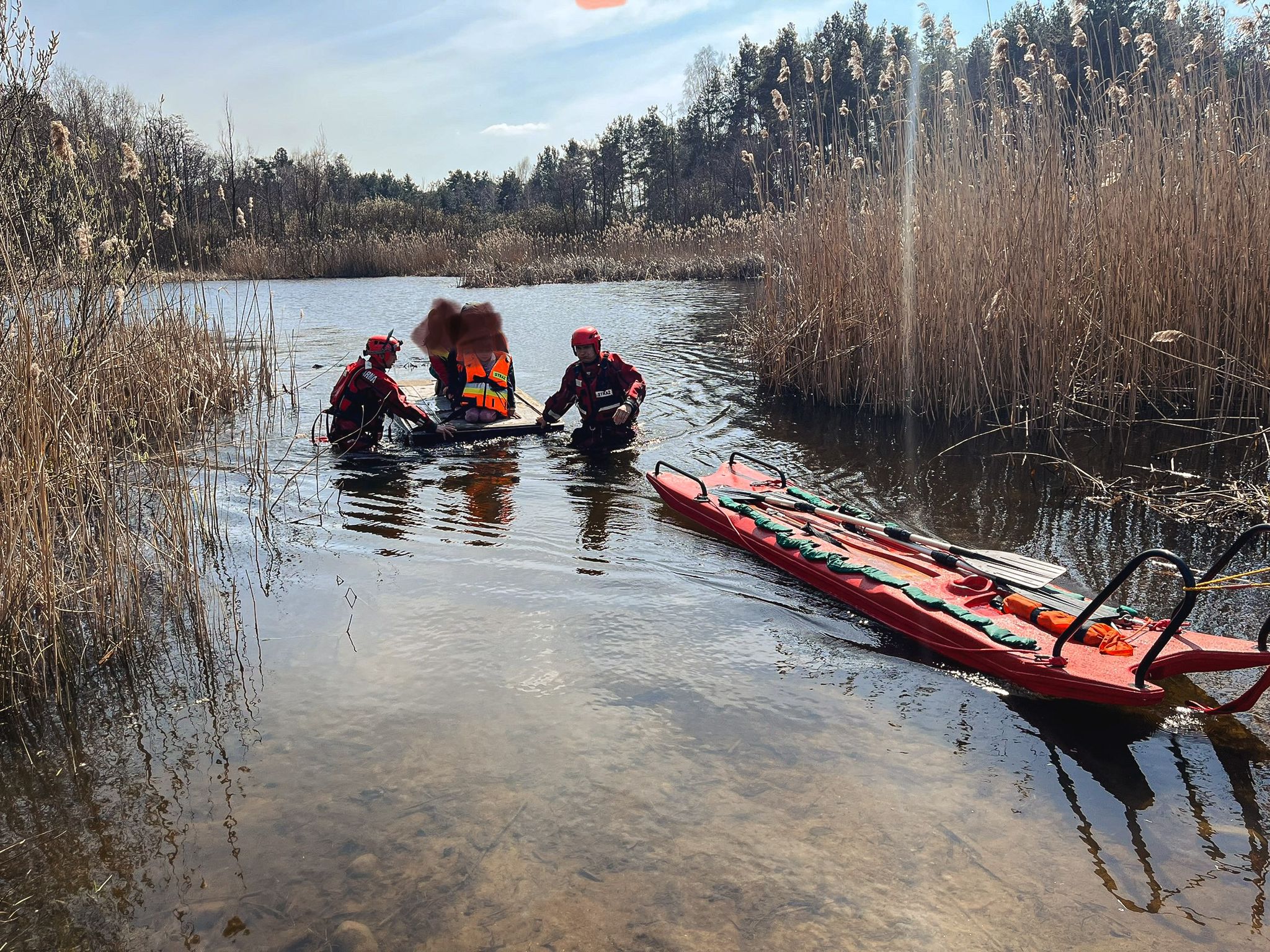 Dzieci utknęły na tratwie - Komenda Powiatowa Państwowej Straży Pożarnej w Ostrzeszowie