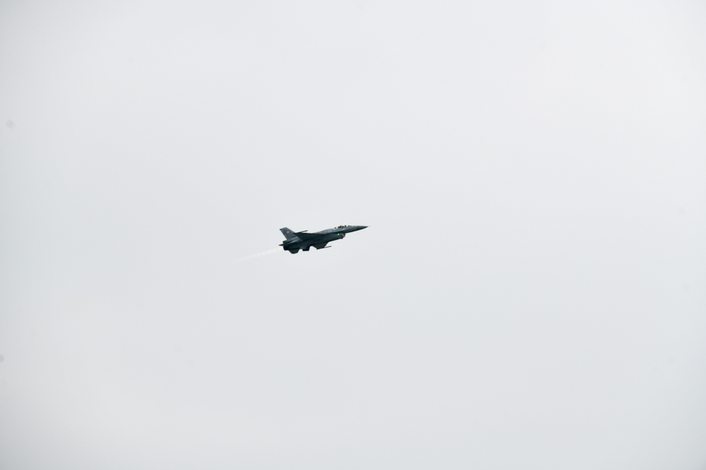 samolot f16 myśliwiec f16 - Wojtek Wardejn - Radio Poznań