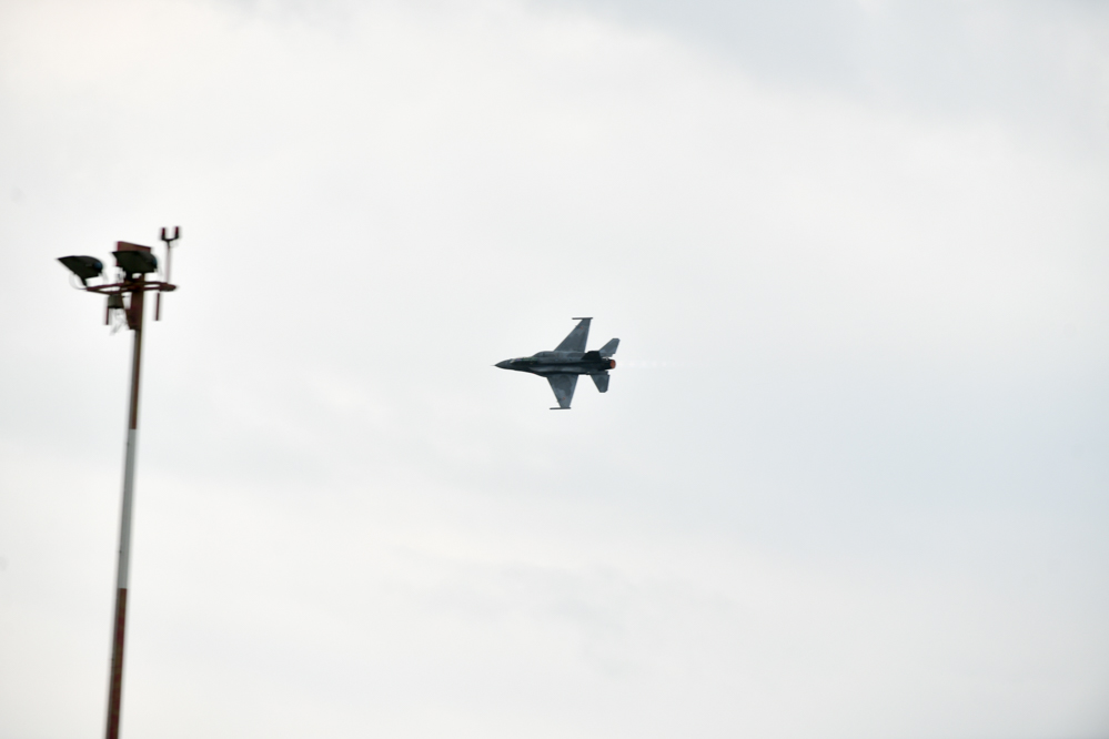 samolot f16 myśliwiec f16 - Wojtek Wardejn - Radio Poznań