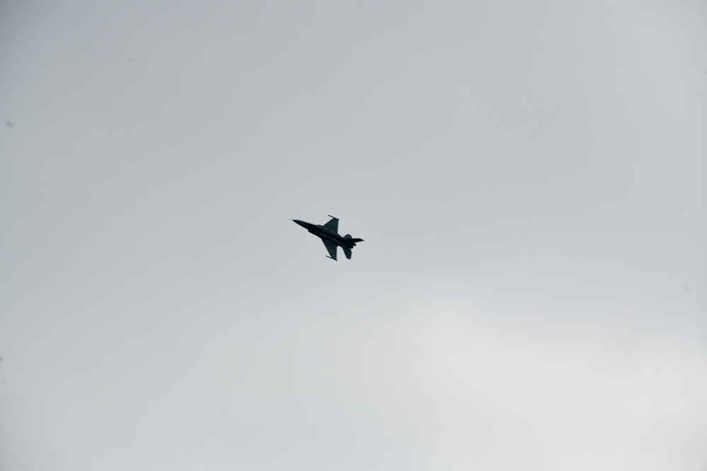 samolot f16 myśliwiec f16 - Wojtek Wardejn - Radio Poznań