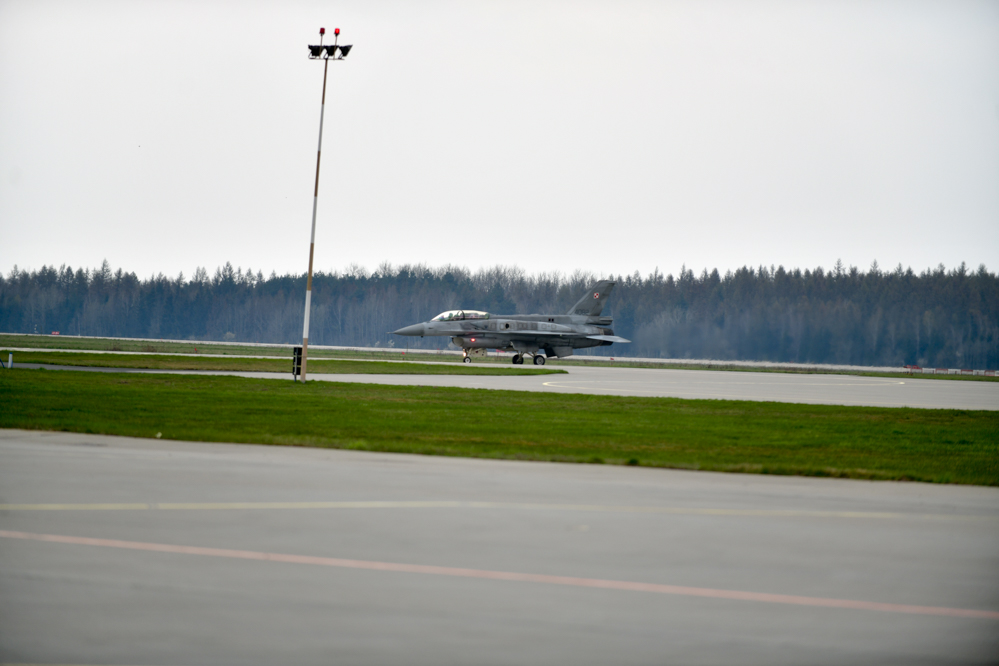 samolot f16 myśliwiec f16 - Wojtek Wardejn - Radio Poznań