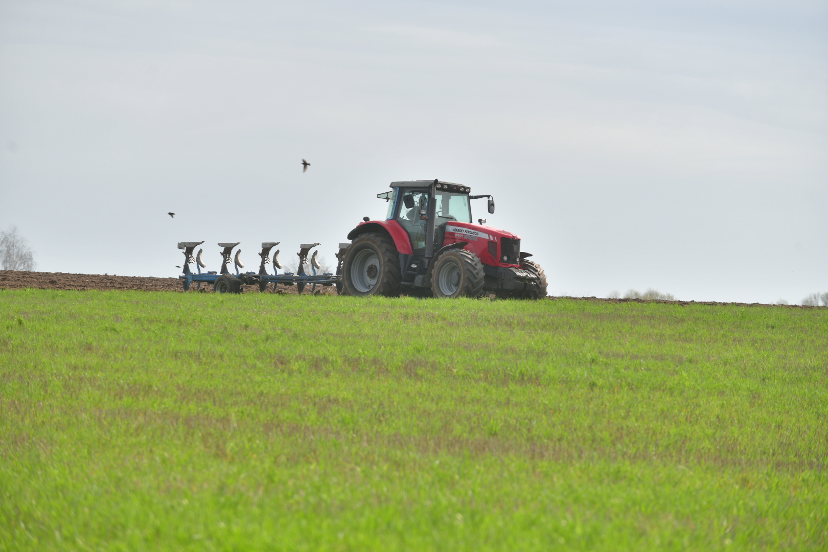 rolnicze rolnik pole żniwa traktor ciągnik oranie - Wojtek Wardejn - Radio Poznań