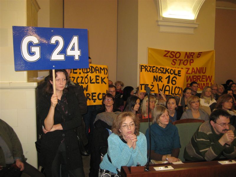 Protest rodziców przeciw zamknięciom szkół - Adam Michalkiewicz